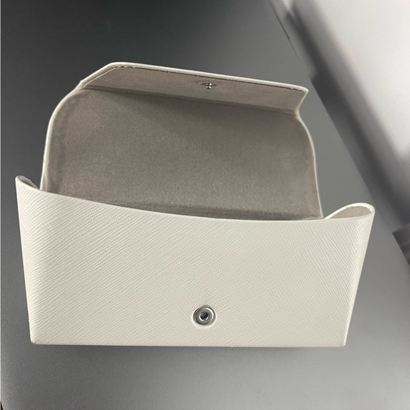 Michael Kors Authentic Hard Eyeglasses/Sunglasses Case in White - Picture 4 of 6